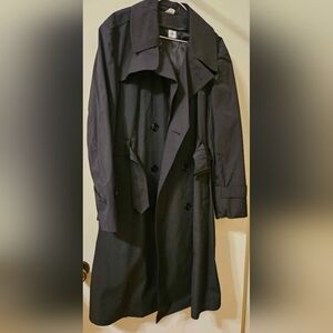 Ladies Black Trench Coat with Removable Liner. Size 44S (L-14)